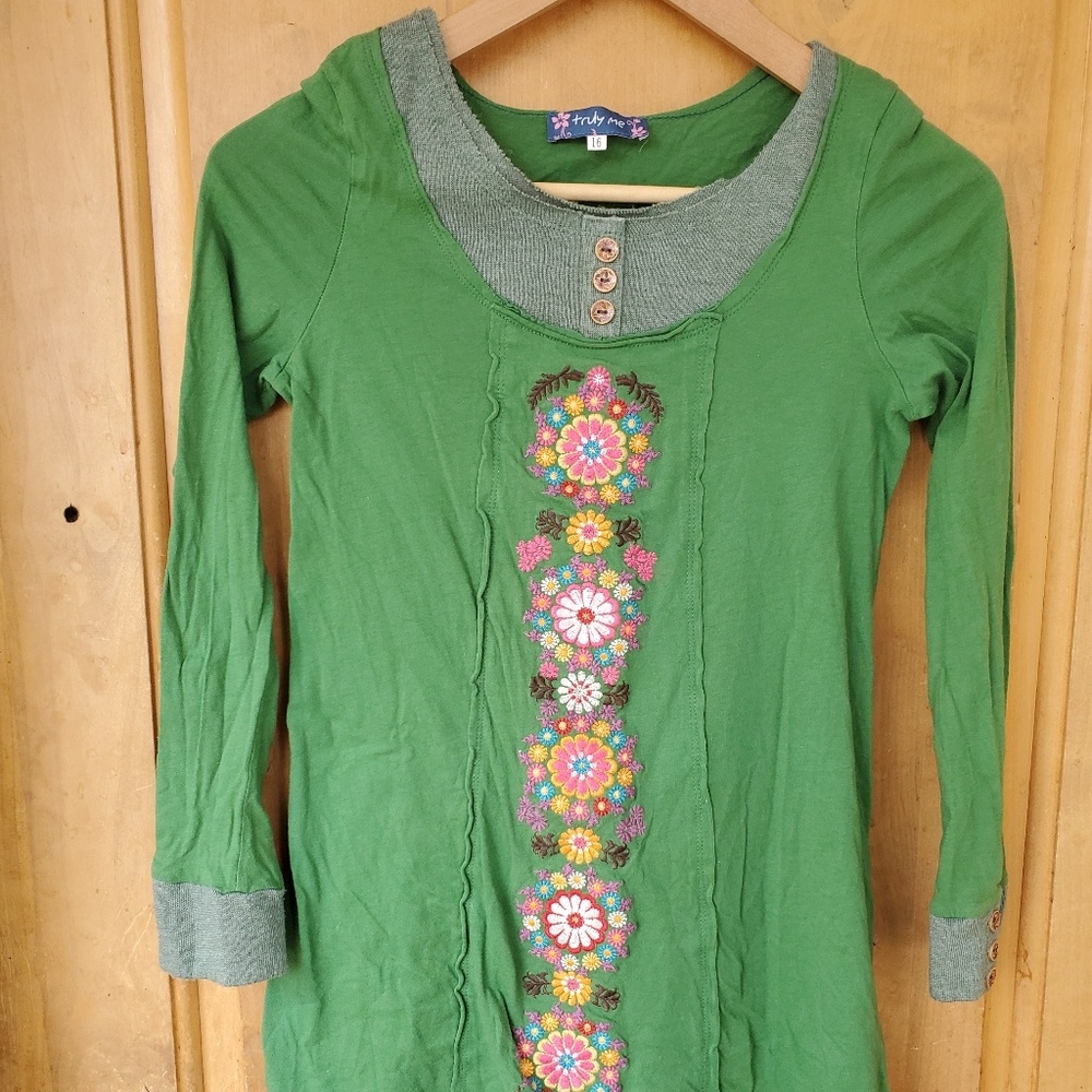 Super cute green dress with floral print detail